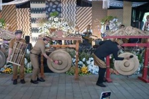 Soft Opening Kajene Forest ditandai dengan pemukulan gong. Soft Opening Kajene Forest ditandai dengan pemukulan gong.